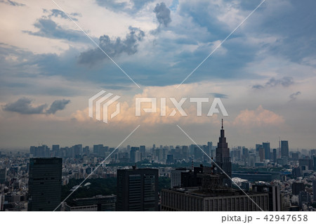 東京上空 不安定な大気 積乱雲と暗雲の都心部 新宿から赤坂方向 18 08 Aの写真素材