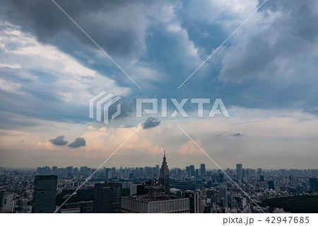 東京上空 不安定な大気 積乱雲と暗雲の都心部 新宿から赤坂方向 18 08 B 1の写真素材