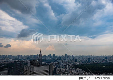 東京上空 不安定な大気 積乱雲と暗雲の都心部 新宿から赤坂方向 18 08 B 2の写真素材