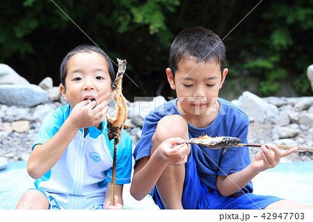 焼き魚を食べる子ども達 42947703
