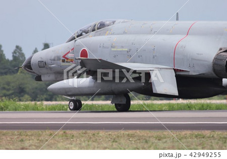 百里基地の滑走路を走行する航空自衛隊のF-4EJ改ファントムⅡ戦闘機 百里基地の滑走路を走行する航空自衛隊のF-4EJ改ファントムⅡ戦闘機 42949255