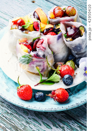 Fruit spring rolls 42950410