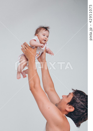 Dad raised his daughter in his arms 42951075