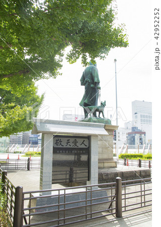 西郷隆盛銅像と敬天愛人の石碑の写真素材 [42952252] - PIXTA
