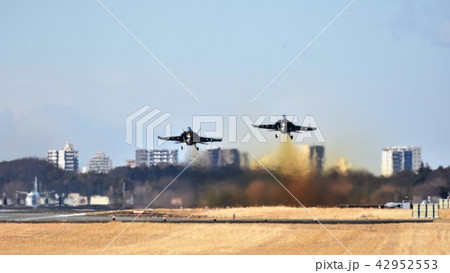 厚木基地を離陸する米海軍のFA-18戦闘機 厚木基地を離陸する米海軍のFA-18戦闘機 42952553
