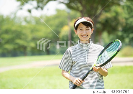 ミドル女性 テニス スポーツ イメージ 42954764