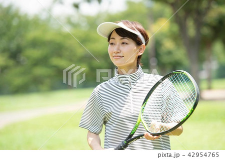 ミドル女性 テニス スポーツ イメージ ミドル女性 テニス スポーツ イメージ 42954765