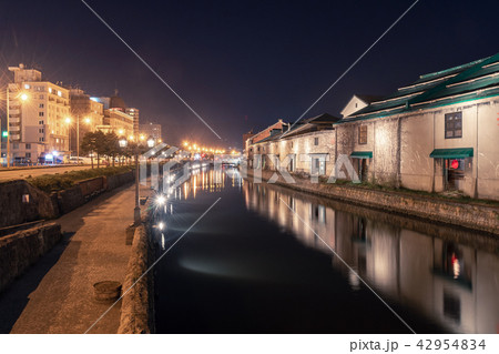 小樽運河の夜景 / レトロな街の風景 42954834