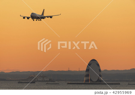 羽田空港へ着陸するジャンボジェット機 42955969