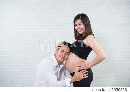 portrait of pregnant women and her husband 42956858