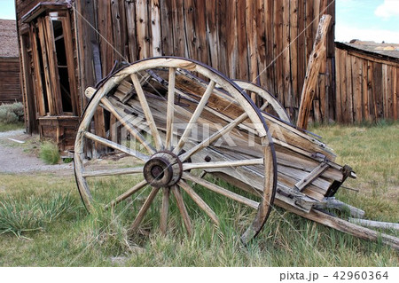 ボディー。ゴールドラッシュの残した廃墟の町に残された栄華の跡。西部劇時代のカリフォルニア。 ボディー。ゴールドラッシュの残した廃墟の町に残された栄華の跡。西部劇時代のカリフォルニア。 42960364
