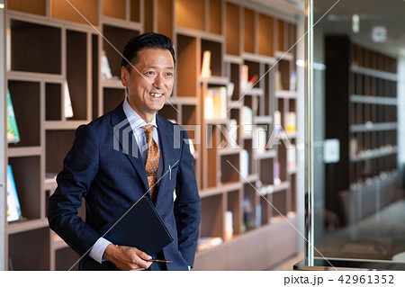 ミドルビジネスマン オフィス ポートレート ビジネスイメージ ミドルビジネスマン オフィス ポートレート ビジネスイメージ 42961352