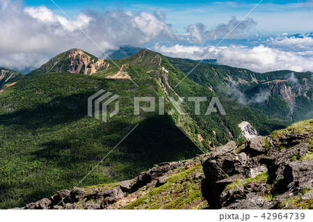 硫黄岳より南八ヶ岳を眺める　根石岳・天狗岳 42964739