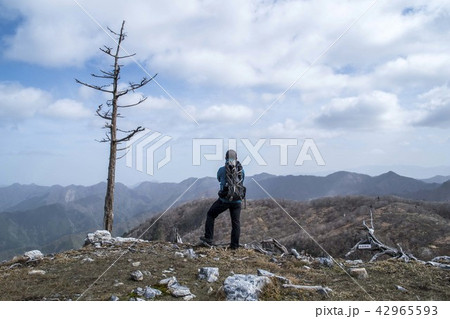 桧塚奥峰から眺望を眺める登山者 桧塚奥峰から眺望を眺める登山者 42965593