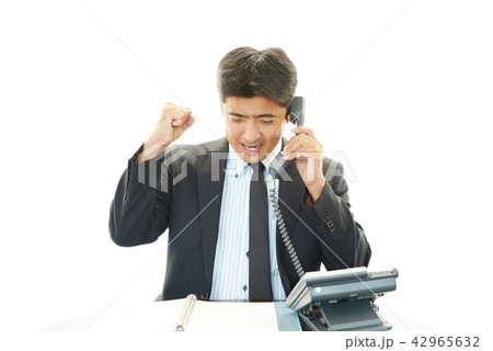 ガッツポーズのビジネスマン 42965632