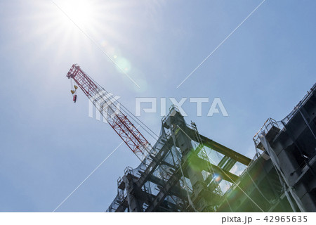 工事現場のクレーンと太陽 42965635