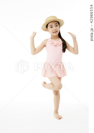 麦わら帽子 水着 笑顔 42966554