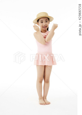 麦わら帽子 水着 笑顔 42966558