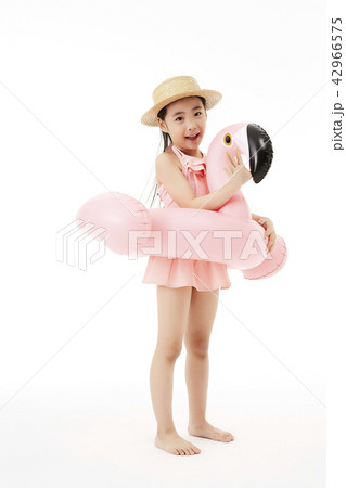 麦わら帽子 水着 笑顔 42966575