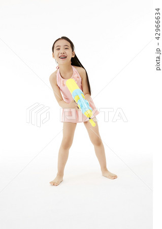 水遊び バカンス 笑顔 42966634