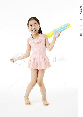 水遊び 水着 笑顔 42966641