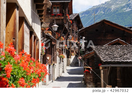 花の村グリメンツの路地（スイス・アニヴィエの谷） 42967032