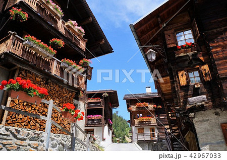 花の村グリメンツの家並み（スイス・アニヴィエの谷） 42967033