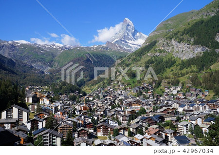 マッターホルンとツェルマットの街並み 42967034