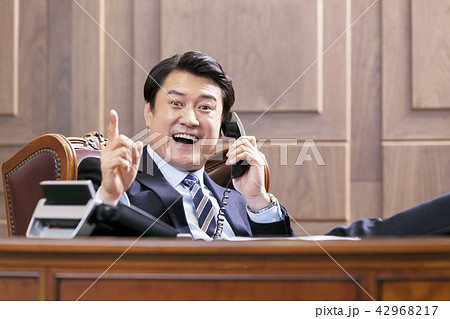 ビジネスマン 笑顔 微笑 42968217