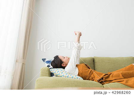 自宅でくつろぐ女性 42968260