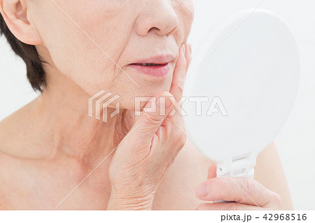 シニア女性　スキンケア 42968516