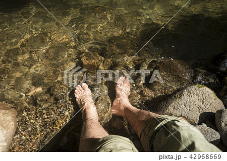沢に入れた足 沢に入れた足 42968669