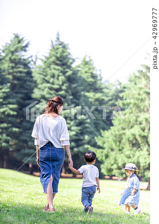 子供と公園 後ろ姿 の写真素材
