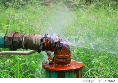 plumbing main tube and water leak 42969882