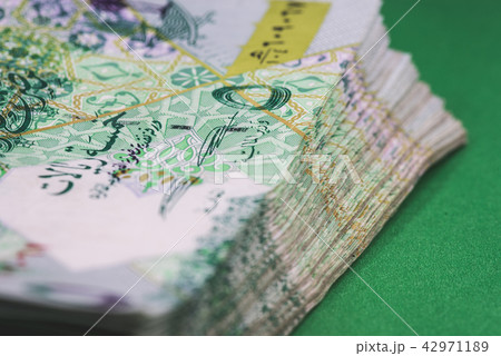 Close up of 5 Qatari Riyal bank note  42971189