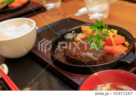 ハンバーグ定食 42971567