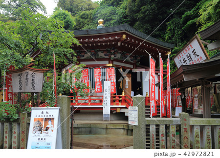 雨の江ノ島、江島神社奉安殿 42972821