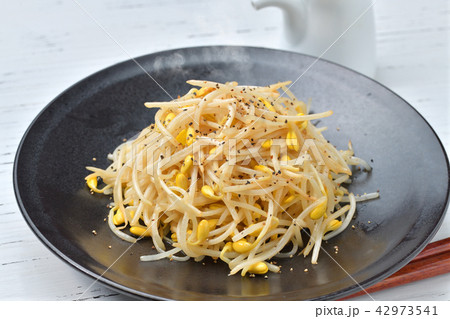 大豆もやしの炒め物 節約料理 時短料理 家庭料理 簡単レシピ シンプル料理 野菜料理 の写真素材