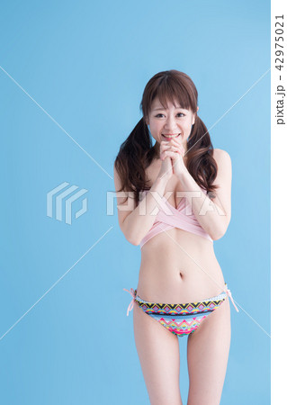 水着の女性・ブルーバック 42975021