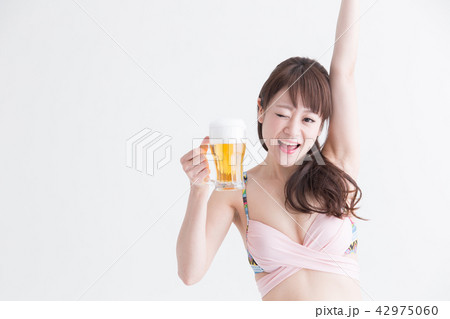 水着の女性・白バック 水着の女性・白バック 42975060