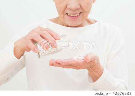 薬を飲むシニア 42976232