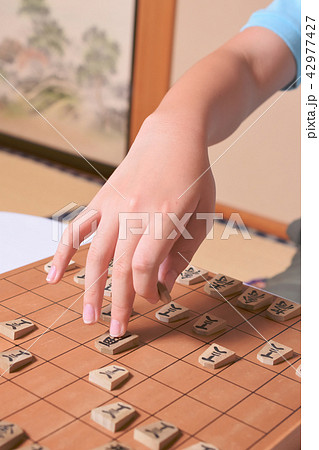 将棋をする子供 42977427