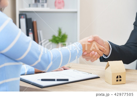 Customer say yes to sign loan contract for buying Customer say yes to sign loan contract for buying 42977505