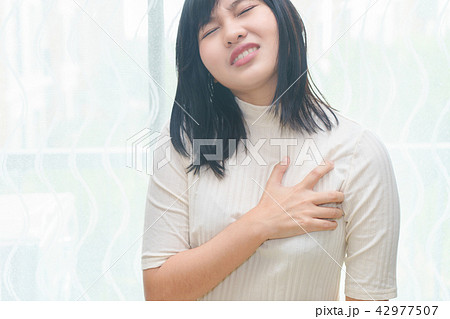 Woman having heart attack - Angina Pectoris 42977507