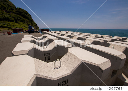 戸田の海岸で作られたばかりのテトラポッド 戸田の海岸で作られたばかりのテトラポッド 42977654