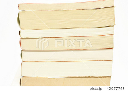 詰まれた文庫本 42977763