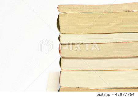 詰まれた文庫本 詰まれた文庫本 42977764