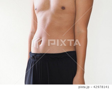 お腹をへこませる太った男性 42978141