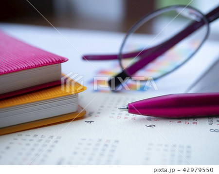 ビジネスイメージ・グラフ・メガネ・カレンダー・手帳 42979550