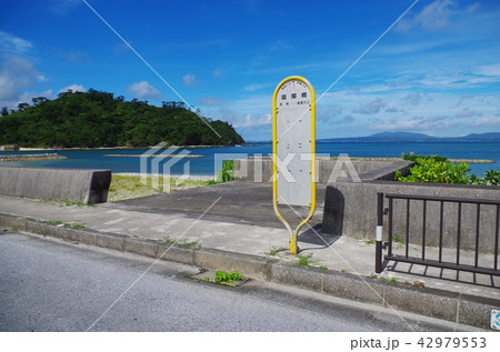 沖縄のバス停と海岸 42979553